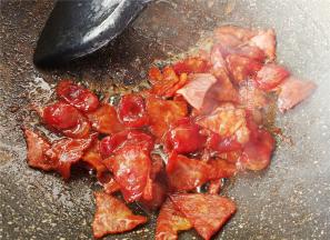 加入1勺料酒，1勺生抽跟食材一起翻炒入味。