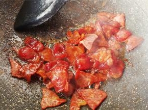 加入1勺料酒，1勺生抽跟食材一起翻炒入味。