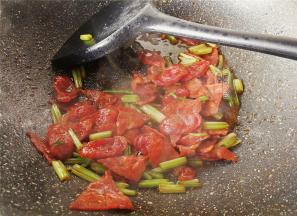 最后把切好的芹菜段撒入翻炒断生，炒好后盛入煮好的馄饨皮盘中，均匀混合就可以吃了。