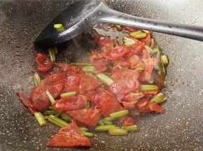 最后把切好的芹菜段撒入翻炒断生，炒好后盛入煮好的馄饨皮盘中，均匀混合就可以吃了。