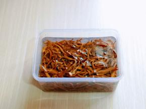 杏鲍菇干，用清水泡软。