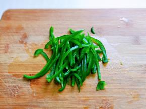 青椒去根去籽，切丝。