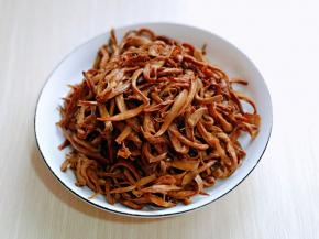 泡好的杏鲍菇干挤干水分。