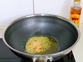 起油锅，加入蒜辣椒炒香。