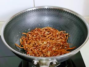 再加入泡好的杏鲍菇干煸炒。