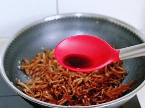 加入生抽提鲜。