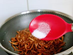 按个人口味加入盐。