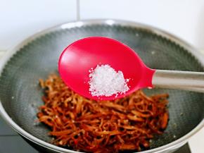 再加入白砂糖提鲜。