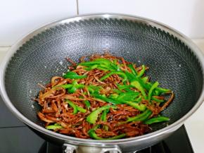 加入切好的青椒丝快速翻炒。