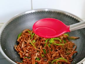 加入一汤勺纯净水，快速翻炒2分钟出锅。