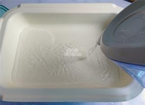 首先备一个锅子倒入纯净水500克煮沸。