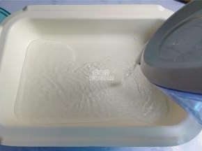 首先备一个锅子倒入纯净水500克煮沸。