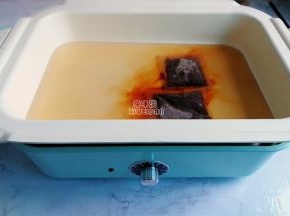 锅中水煮沸就关火，把红茶包放入泡出红茶汤，可以用刮刀去挤压茶包。