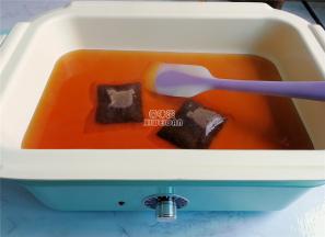 泡出红茶汤，茶包在汤中继续泡上10分钟，加盖焖着。