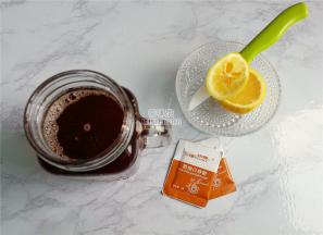 把晾凉红茶汤过滤到杯中，柠檬用盐搓洗表皮备用