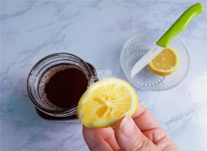 细砂糖倒入红茶汤中融化，把柠檬的头尾切下来，挤出柠檬汁到茶汤中混合均匀。