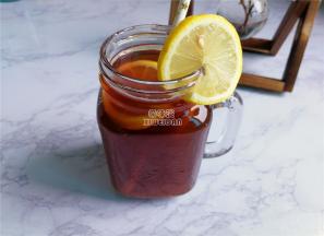 最后把柠檬切片放入茶汤中即可食用了，喜甜的话：加入少许蜂蜜调节。