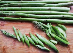 首先把芦笋洗净，切掉老根部分，其余切斜刀备用。