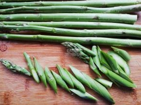 首先把芦笋洗净，切掉老根部分，其余切斜刀备用。