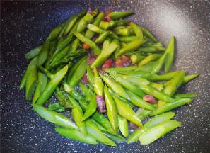 最后撒入点盐调味，生抽几滴提鲜均匀翻炒下，即可出锅食用了。