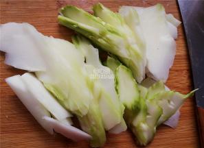 首先把棒菜剔除外层老皮，尽量剔除赶紧，不然吃去会有渣，棒菜切斜片备用。