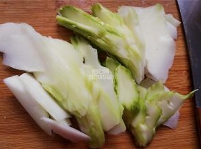 首先把棒菜剔除外层老皮，尽量剔除赶紧，不然吃去会有渣，棒菜切斜片备用。