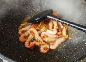 翻炒片刻，炒制出亮红色虾油，撒入少许盐，几滴生抽调味。