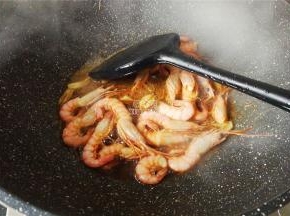 翻炒片刻，炒制出亮红色虾油，撒入少许盐，几滴生抽调味。