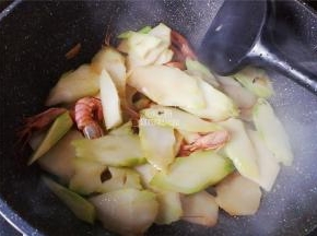 接着把切片的棒菜倒入锅中，跟虾一起翻炒片刻会。