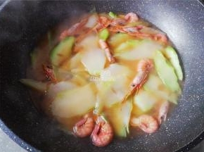 最后倒入适量清水在锅中，开大火煮沸，关火后焖至1分钟可盛出食用。