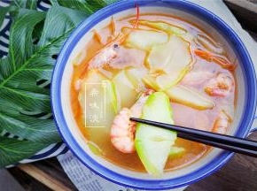 这样一道汤经常煮给孩子吃非常棒的，味道还鲜甜。棒菜经过煮制变的软嫩不失爽脆，虾油的加入口感提升，每次这个汤煮出来，喝的一滴都不剩，棒菜到五月基本开始变老了，要吃现在赶紧的哦，别错过了！