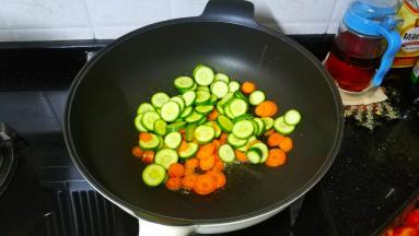 锅里热油，倒入青瓜红萝卜片炒1分钟