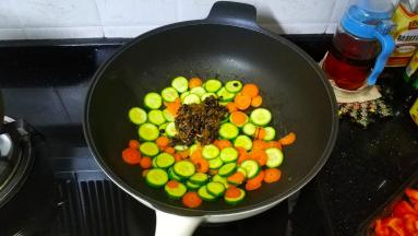 放入豆豉鲮鱼