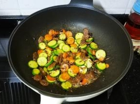 腊肠炒至两边微黄，再和青瓜红萝卜炒均匀即可