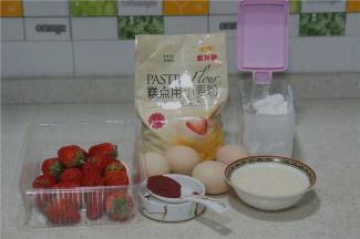 这款蛋糕卷的备料有：草莓1份，金龙鱼低筋面粉85克，鸡蛋4个，白糖80克（蛋白里加60克，蛋黄里加20克），玉米油45克，纯牛奶45克，红曲粉半茶匙