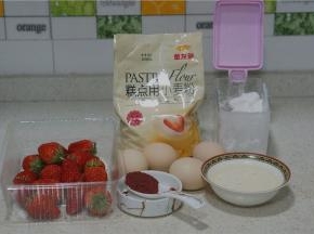 这款蛋糕卷的备料有：草莓1份，金龙鱼低筋面粉85克，鸡蛋4个，白糖80克（蛋白里加60克，蛋黄里加20克），玉米油45克，纯牛奶45克，红曲粉半茶匙