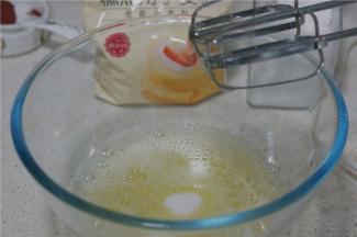 将蛋白与蛋黄分离出，蛋白先打粉粗泡，再分次加糖打至发泡。