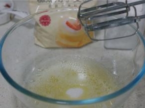 将蛋白与蛋黄分离出，蛋白先打粉粗泡，再分次加糖打至发泡。