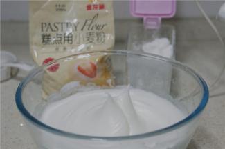 如图状态的蛋白糊就可以，不用打得太过太干，那样子烤好的蛋糕片易裂。