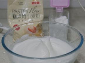 如图状态的蛋白糊就可以，不用打得太过太干，那样子烤好的蛋糕片易裂。