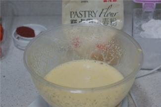 然后蛋黄配入纯牛奶，玉米油，白糖，打至糖化就可以。