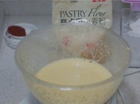 然后蛋黄配入纯牛奶，玉米油，白糖，打至糖化就可以。