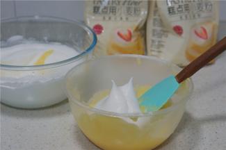 拌好蛋黄糊后，再分次将蛋白糊分加到里面。