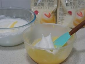 拌好蛋黄糊后，再分次将蛋白糊分加到里面。