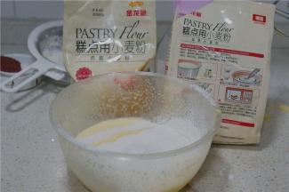 然后再将金龙鱼糕点粉过筛加至到蛋黄糊里。
