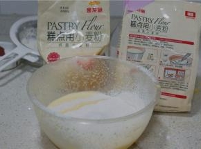 然后再将金龙鱼糕点粉过筛加至到蛋黄糊里。