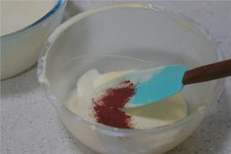然后分少许面糊出来，将红曲粉加入，拌至融合。做到这一步就可以去预热电烤箱180度