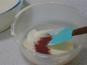 然后分少许面糊出来，将红曲粉加入，拌至融合。做到这一步就可以去预热电烤箱180度