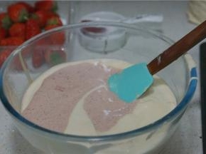 再将拌好的红曲粉面糊加至蛋糕糊里。