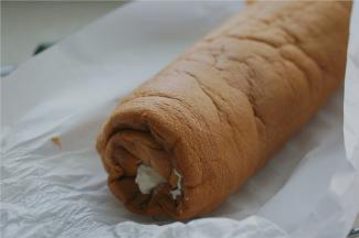 将卷好的蛋糕冷藏定型一个晚上，隔天拿出来享用就可以。